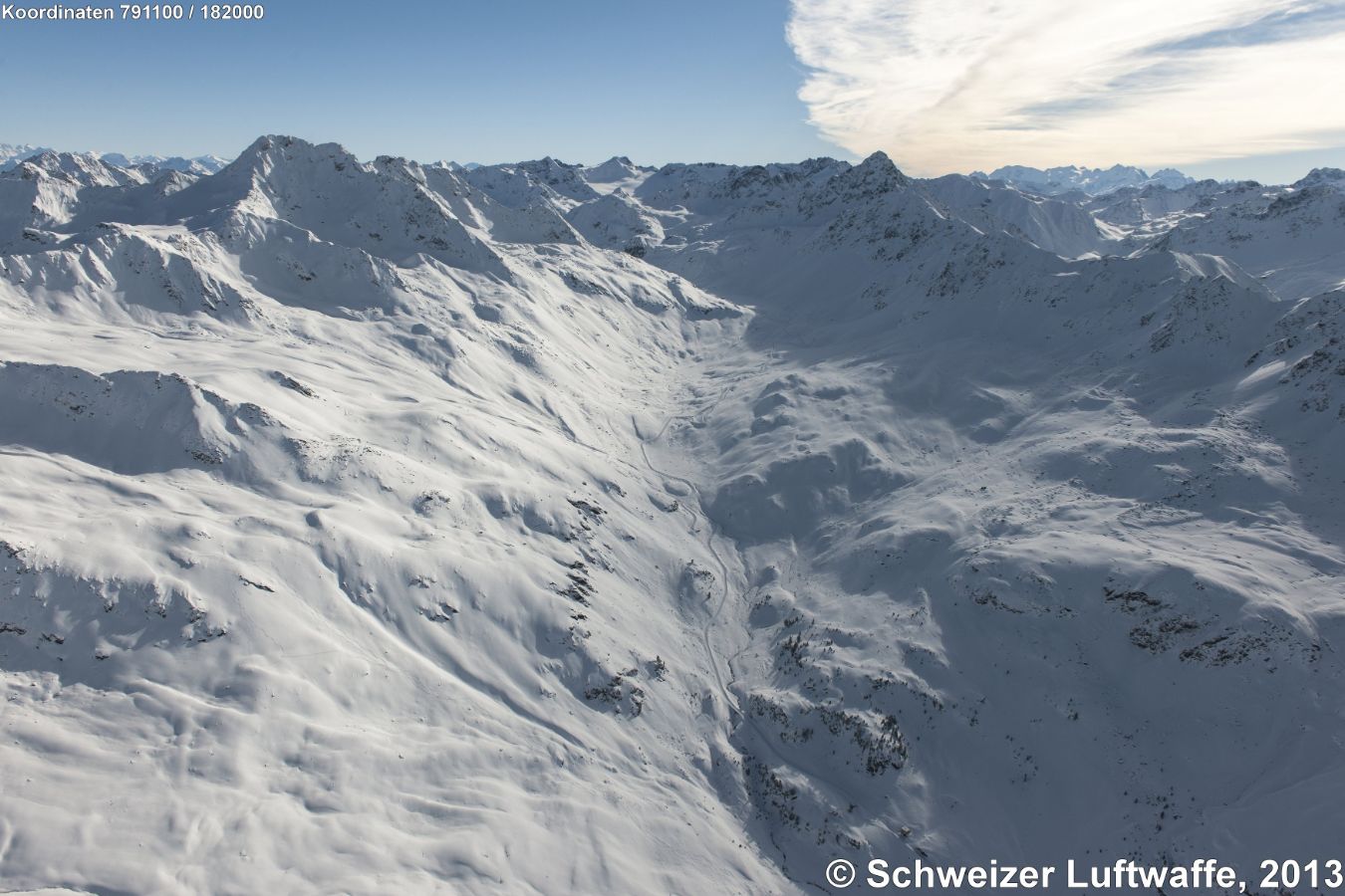 Flüelapass (2384 m.ü.M.) Nordseite, (Position: 2'791'120.87, 1'182'490.97) eine nicht wintersichere Verbindung zwischen Davos-Dorf im Landwassertal und Susch im Unter - Engadin. Auf dem Pass verläuft die Europäische Hauptwasserscheide.